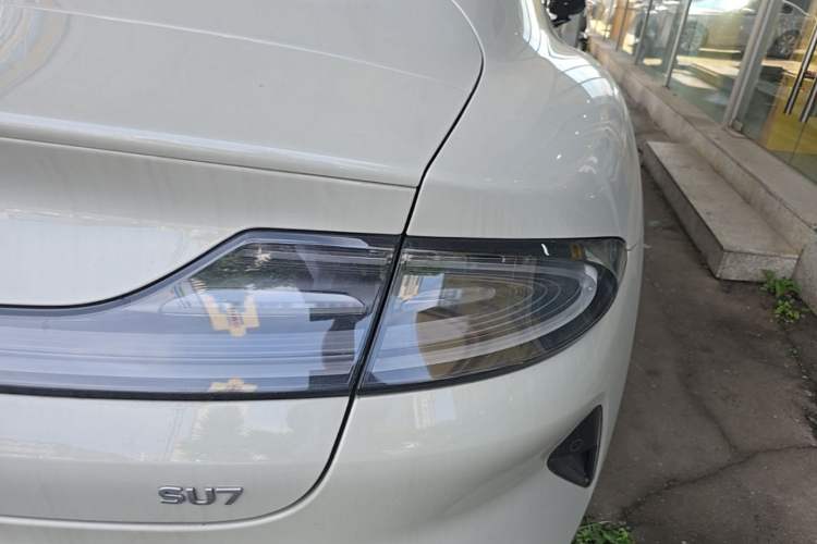 Used Xiaomi Auto SU7 2024 Rear-Drive Long-Range Intelligent Driving Version Right Rear Taillight