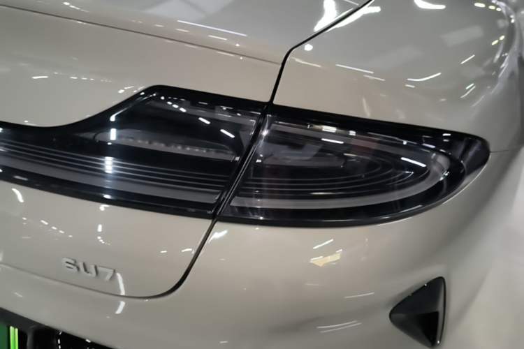Used Xiaomi Auto SU7 2024 Rear-Drive Ultra-Long Range Advanced Pro-Level Intelligent Driving Version Right Rear Taillight