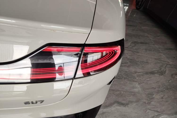 Used Xiaomi Auto SU7 2024 Rear-Drive Long-Range Intelligent Driving Version Right Rear Taillight