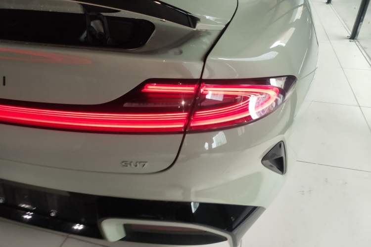 Used Xiaomi Auto SU7 2024 Rear-Drive Ultra-Long Range Advanced Pro-Level Intelligent Driving Version Right Rear Taillight