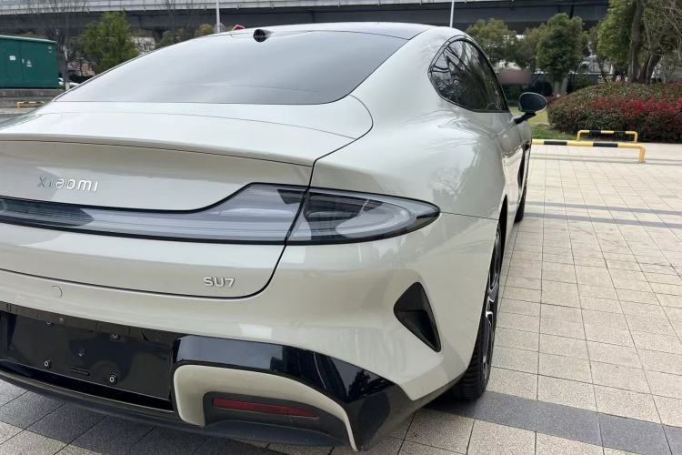 Used Xiaomi Auto SU7 2024 Rear-Drive Ultra-Long Range Advanced Pro-Level Intelligent Driving Version Right Rear Taillight