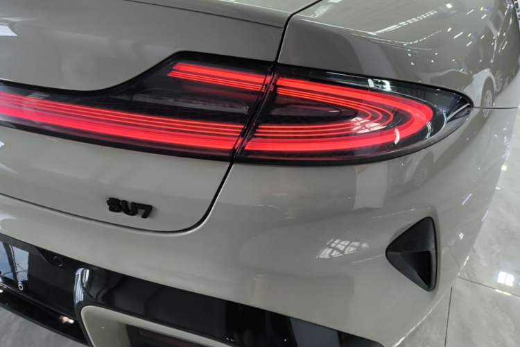 Used Xiaomi Auto SU7 2024 Rear-Drive Long-Range Intelligent Driving Version Right Rear Taillight