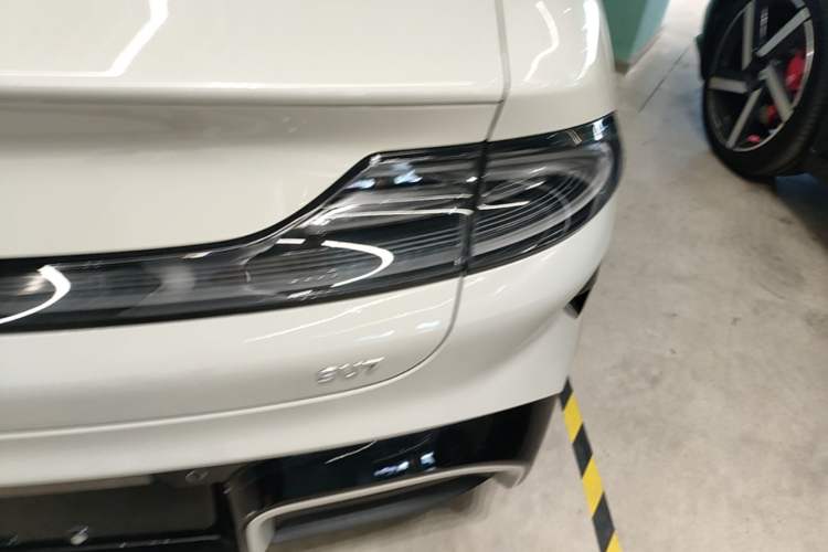 Used Xiaomi Auto SU7 2024 Rear-Drive Long-Range Intelligent Driving Version Right Rear Taillight