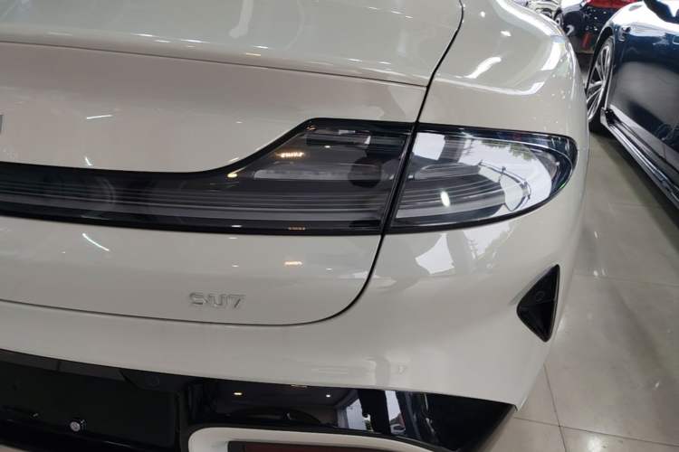 Used Xiaomi Auto SU7 2024 Rear-Drive Long-Range Intelligent Driving Version Right Rear Taillight