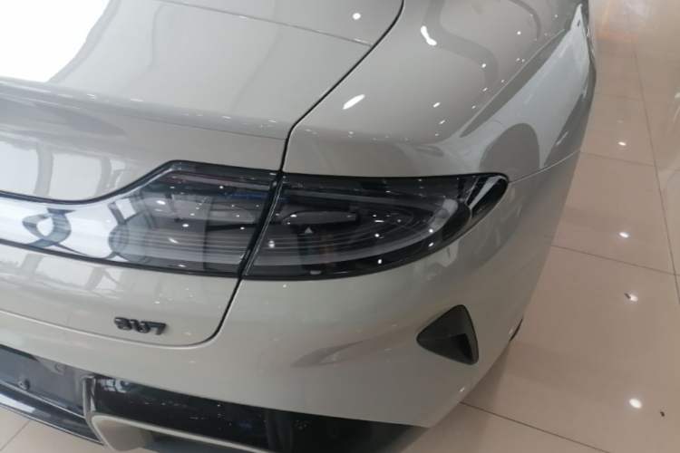 Used Xiaomi Auto SU7 2024 Rear-Drive Long-Range Intelligent Driving Version Right Rear Taillight