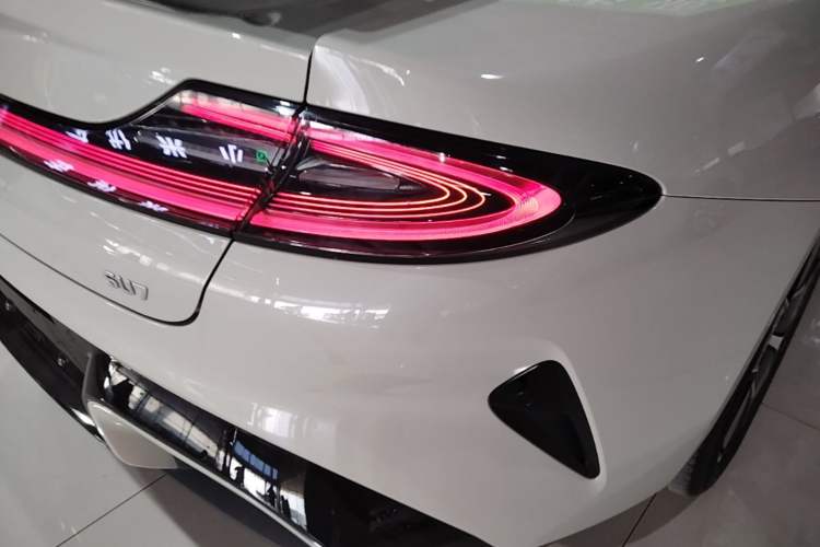 Used Xiaomi Auto SU7 2024 Rear-Drive Long-Range Intelligent Driving Version Right Rear Taillight