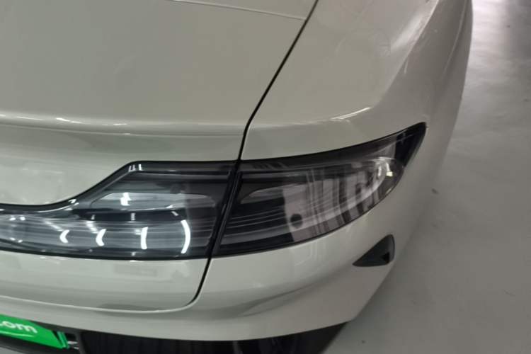 Used Xiaomi Auto SU7 2024 Rear-Drive Ultra-Long Range Advanced Pro-Level Intelligent Driving Version Right Rear Taillight