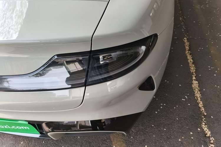 Used Xiaomi Auto SU7 2024 Rear-Drive Ultra-Long Range Advanced Pro-Level Intelligent Driving Version Right Rear Taillight