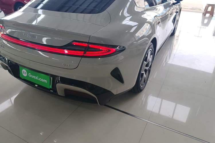 Used Xiaomi Auto SU7 2024 Rear-Drive Ultra-Long Range Advanced Pro-Level Intelligent Driving Version Right Rear Taillight