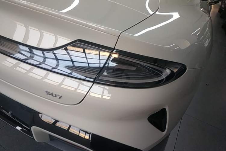 Used Xiaomi Auto SU7 2024 Rear-Drive Ultra-Long Range Advanced Pro-Level Intelligent Driving Version Right Rear Taillight