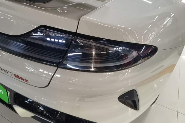 Used Xiaomi Auto SU7 2024 Four-Wheel Drive Ultra-Long Range Advanced Intelligent Driving Max Edition Right Rear Taillight