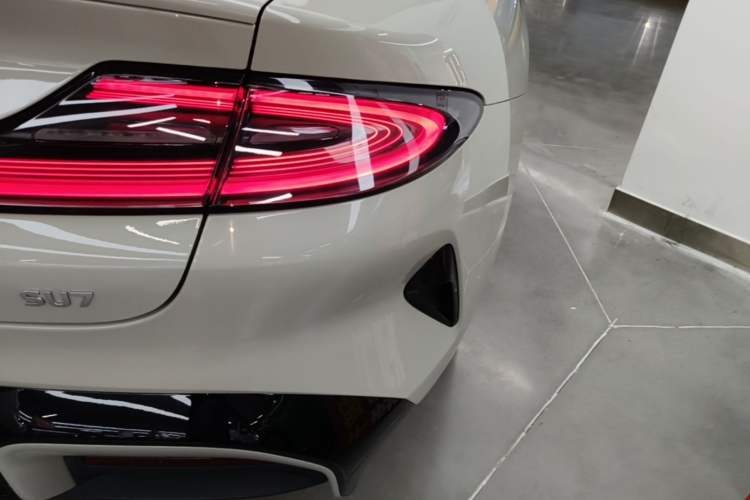 Used Xiaomi Auto SU7 2024 Rear-Drive Ultra-Long Range Advanced Pro-Level Intelligent Driving Version Right Rear Taillight