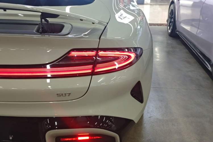 Used Xiaomi Auto SU7 2024 Rear-Drive Ultra-Long Range Advanced Pro-Level Intelligent Driving Version Right Rear Taillight
