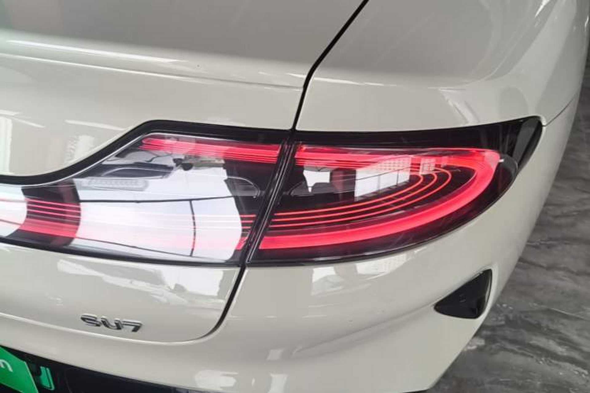 Used Xiaomi Auto SU7 2024 Rear-Drive Long-Range Intelligent Driving Version Right Rear Taillight