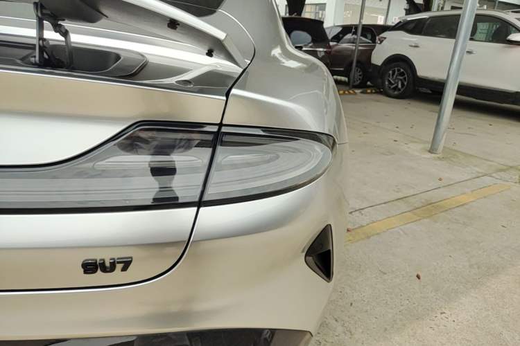 Used Xiaomi Auto SU7 2024 Rear-Drive Ultra-Long Range Advanced Pro-Level Intelligent Driving Version Right Rear Taillight