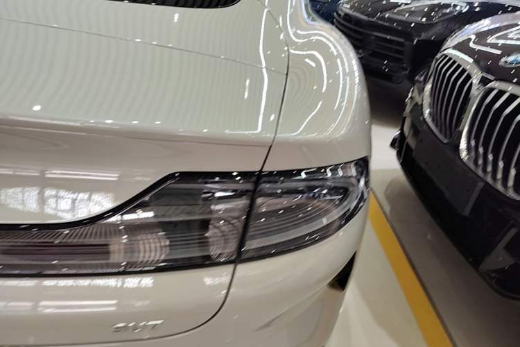 Used Xiaomi Auto SU7 2024 Rear-Drive Long-Range Intelligent Driving Version Right Rear Taillight