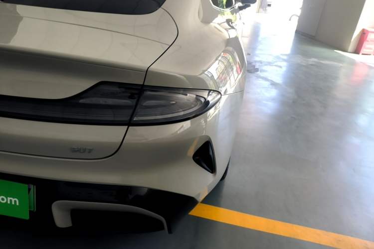 Used Xiaomi Auto SU7 2024 Rear-Drive Long-Range Intelligent Driving Version Right Rear Taillight