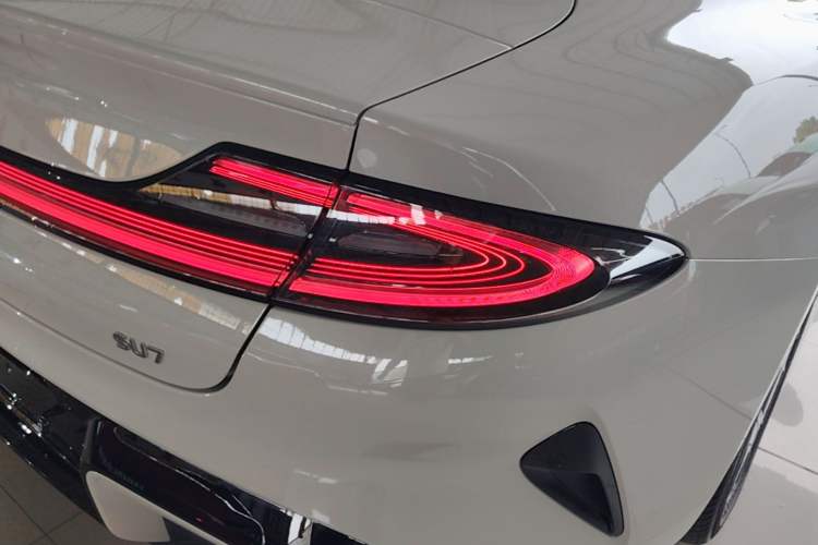 Used Xiaomi Auto SU7 2024 Rear-Drive Long-Range Intelligent Driving Version Right Rear Taillight