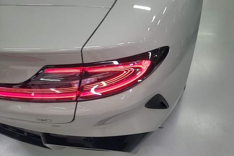 Used Xiaomi Auto SU7 2024 Rear-Drive Long-Range Intelligent Driving Version Right Rear Taillight