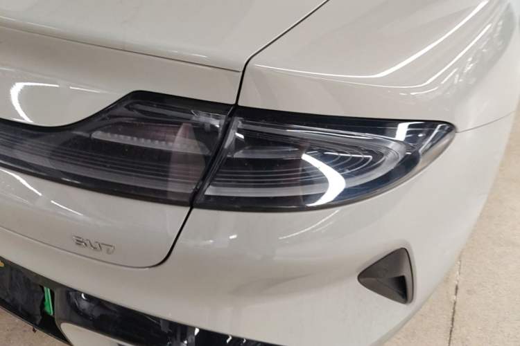 Used Xiaomi Auto SU7 2024 Rear-Drive Long-Range Intelligent Driving Version Right Rear Taillight