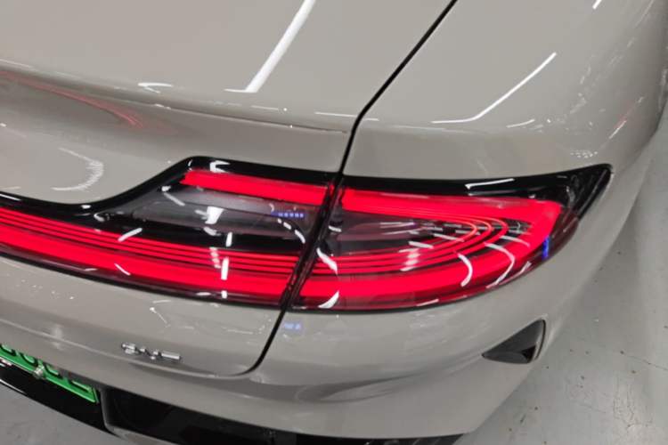 Used Xiaomi Auto SU7 2024 Rear-Drive Ultra-Long Range Advanced Pro-Level Intelligent Driving Version Right Rear Taillight