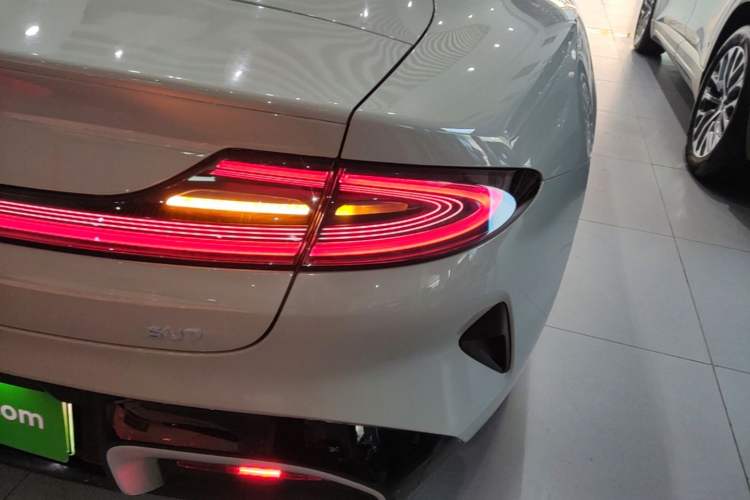 Used Xiaomi Auto SU7 2024 Rear-Drive Long-Range Intelligent Driving Version Right Rear Taillight