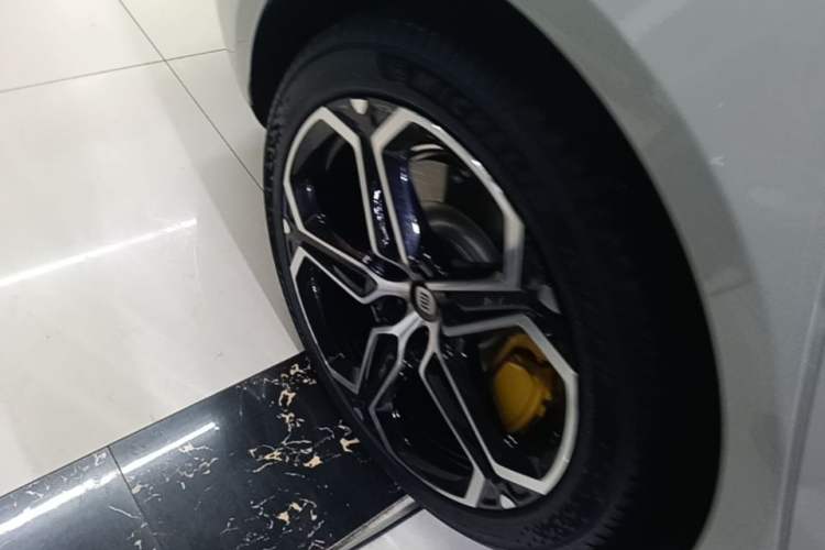 Used Xiaomi Auto SU7 2024 Four-Wheel Drive Ultra-Long Range Advanced Intelligent Driving Max Edition Right Rear Wheel Hub