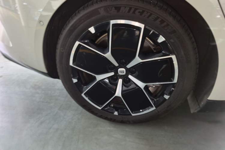 Used Xiaomi Auto SU7 2024 Rear-Drive Long-Range Intelligent Driving Version Right Rear Wheel Hub
