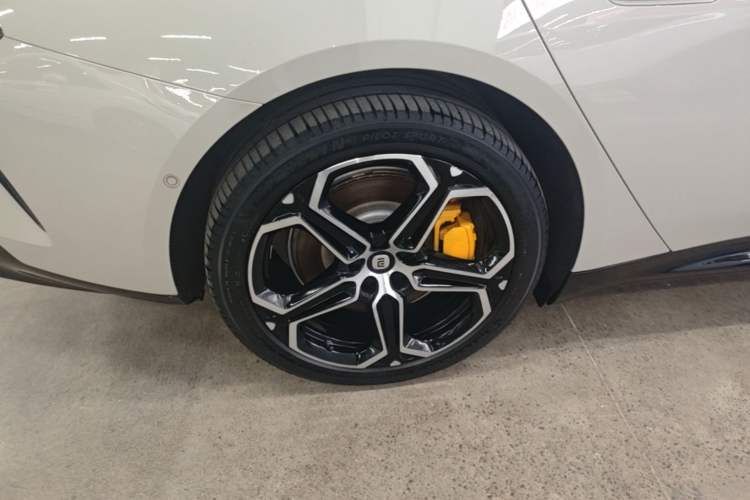 Used Xiaomi Auto SU7 2024 Four-Wheel Drive Ultra-Long Range Advanced Intelligent Driving Max Edition Right Rear Wheel Hub