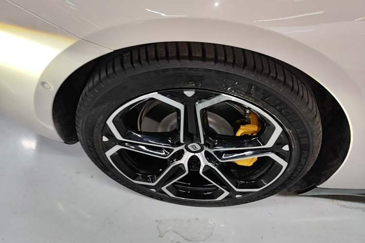 Used Xiaomi Auto SU7 2024 Four-Wheel Drive Ultra-Long Range Advanced Intelligent Driving Max Edition Right Rear Wheel Hub