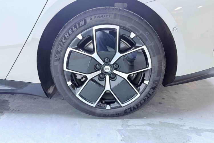 Used Xiaomi Auto SU7 2024 Rear-Drive Long-Range Intelligent Driving Version Right Rear Wheel Hub