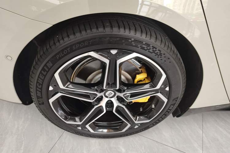 Used Xiaomi Auto SU7 2024 Four-Wheel Drive Ultra-Long Range Advanced Intelligent Driving Max Edition Right Rear Wheel Hub