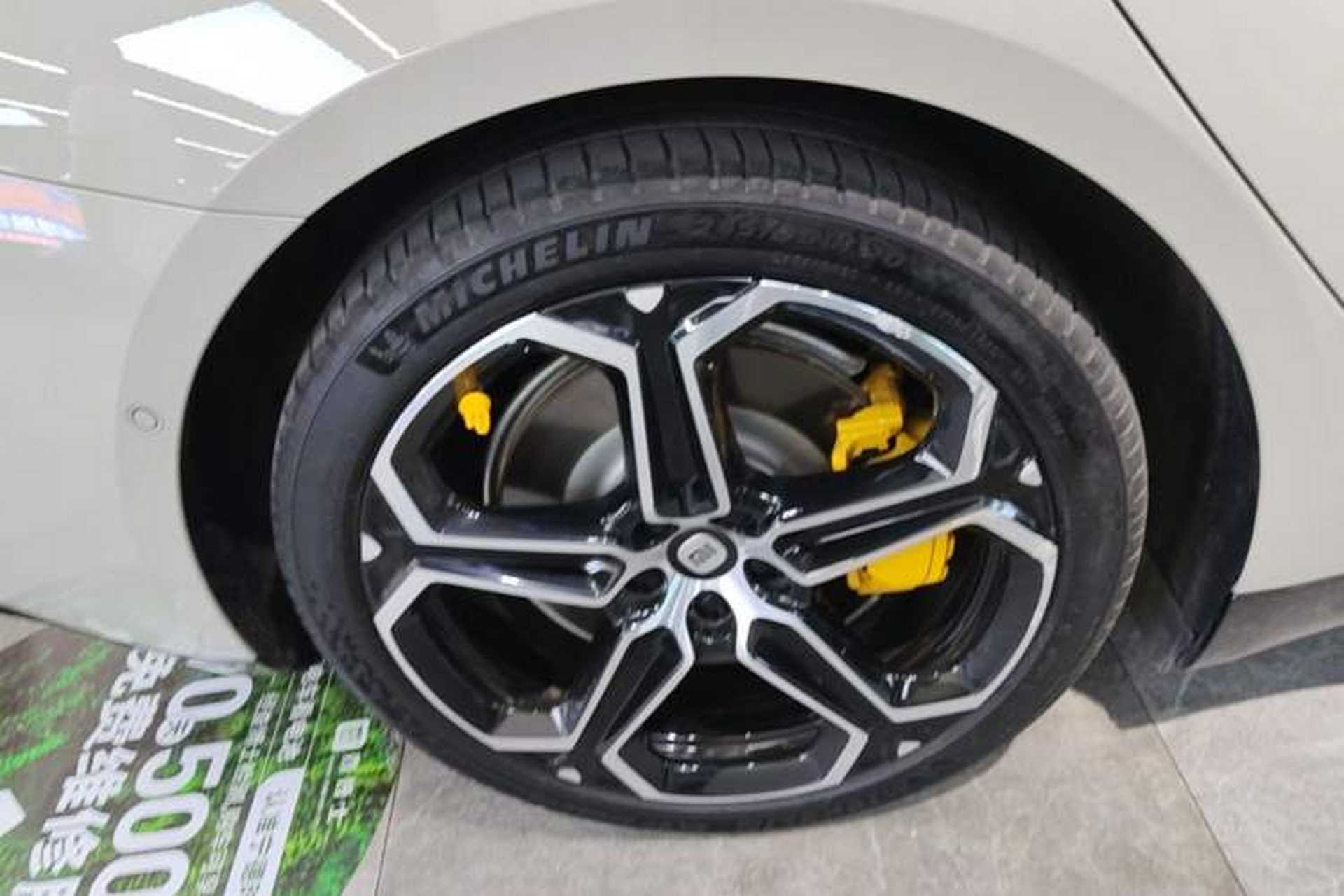 Used Xiaomi Auto SU7 2024 Rear-Drive Ultra-Long Range Advanced Pro-Level Intelligent Driving Version Right Rear Wheel Hub