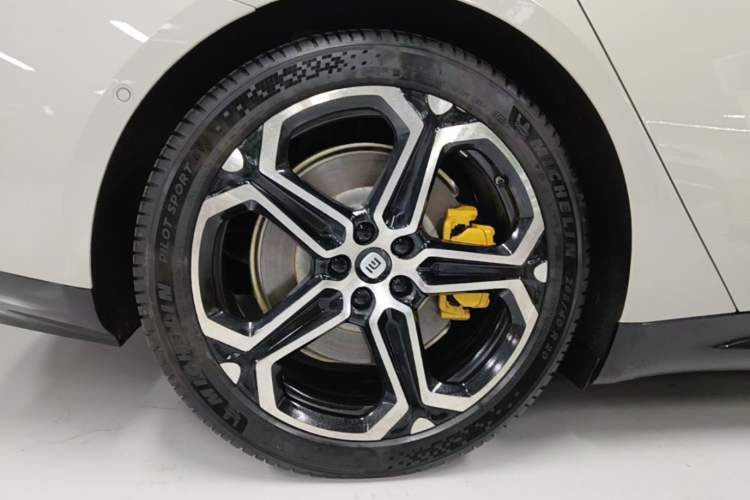 Used Xiaomi Auto SU7 2024 Four-Wheel Drive Ultra-Long Range Advanced Intelligent Driving Max Edition Right Rear Wheel Hub