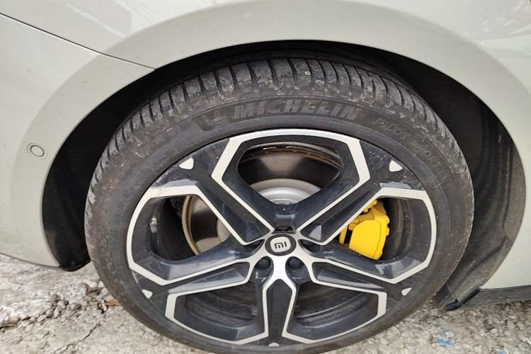 Used Xiaomi Auto SU7 2024 Rear-Drive Ultra-Long Range Advanced Pro-Level Intelligent Driving Version Right Rear Wheel Hub