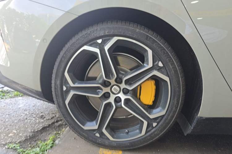Used Xiaomi Auto SU7 2024 Rear-Drive Long-Range Intelligent Driving Version Right Rear Wheel Hub