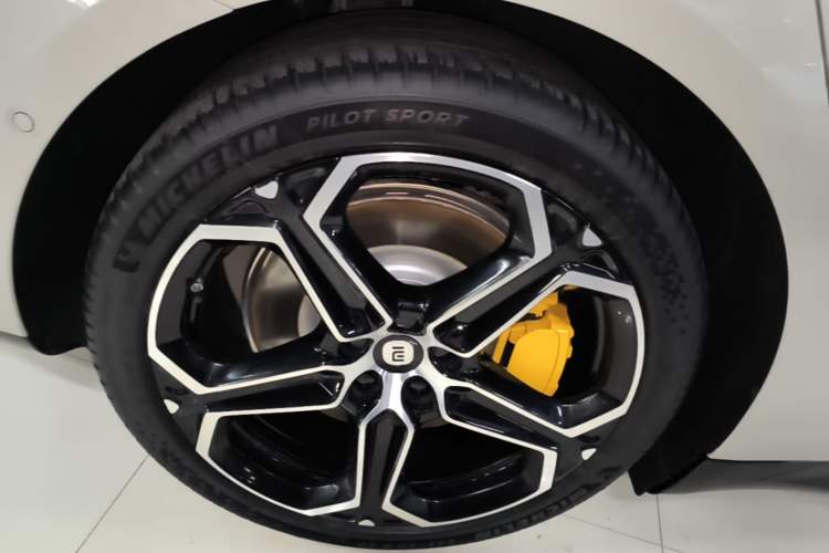Used Xiaomi Auto SU7 2024 Rear-Drive Ultra-Long Range Advanced Pro-Level Intelligent Driving Version Right Rear Wheel Hub