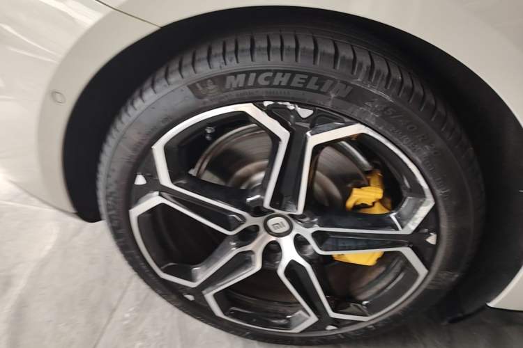 Used Xiaomi Auto SU7 2024 Rear-Drive Long-Range Intelligent Driving Version Right Rear Wheel Hub