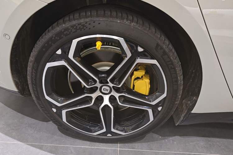 Used Xiaomi Auto SU7 2024 Rear-Drive Ultra-Long Range Advanced Pro-Level Intelligent Driving Version Right Rear Wheel Hub