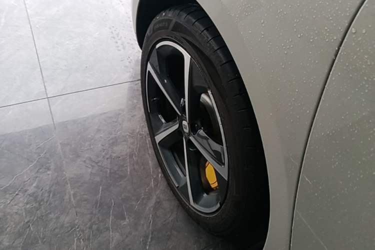 Used Xiaomi Auto SU7 2024 Four-Wheel-Drive Max Founder's Edition Right Rear Wheel Hub