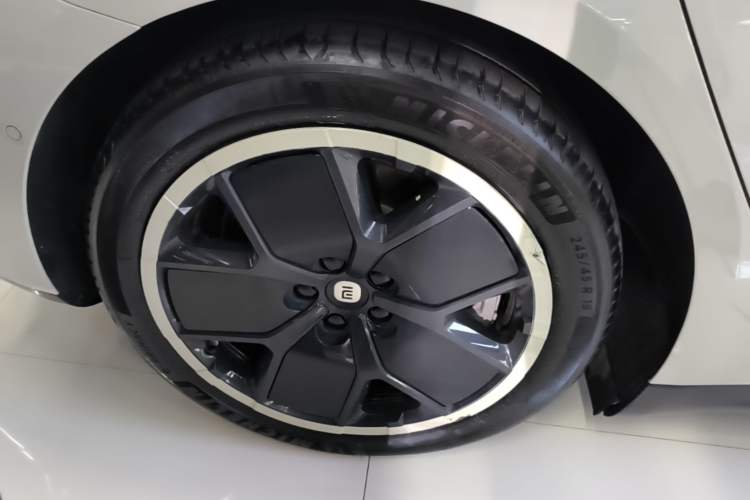 Used Xiaomi Auto SU7 2024 Rear-Drive Long-Range Intelligent Driving Version Right Rear Wheel Hub