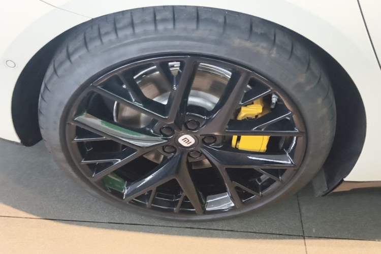 Used Xiaomi Auto SU7 2024 Four-Wheel Drive Ultra-Long Range Advanced Intelligent Driving Max Edition Right Rear Wheel Hub
