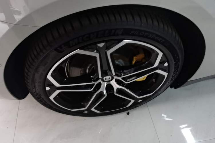 Used Xiaomi Auto SU7 2024 Rear-Drive Ultra-Long Range Advanced Pro-Level Intelligent Driving Version Right Rear Wheel Hub