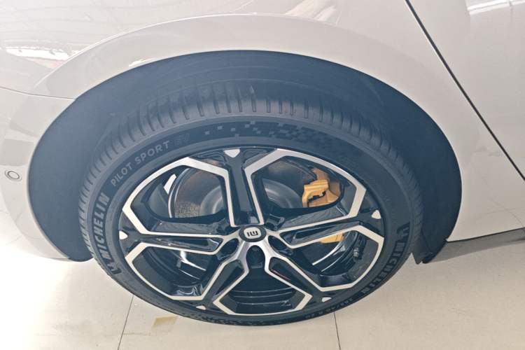 Used Xiaomi Auto SU7 2024 Four-Wheel Drive Ultra-Long Range Advanced Intelligent Driving Max Edition Right Rear Wheel Hub