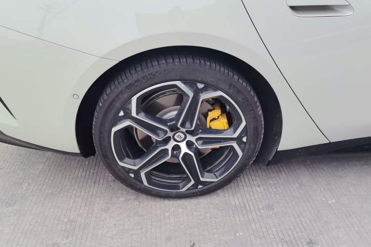 Used Xiaomi Auto SU7 2024 Rear-Drive Ultra-Long Range Advanced Pro-Level Intelligent Driving Version Right Rear Wheel Hub