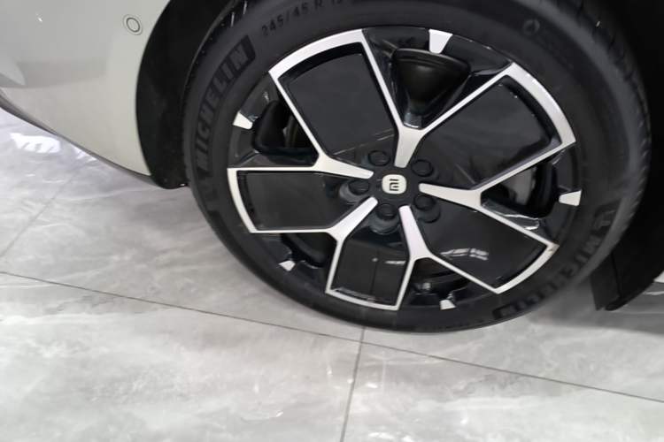 Used Xiaomi Auto SU7 2024 Rear-Drive Long-Range Intelligent Driving Version Right Rear Wheel Hub