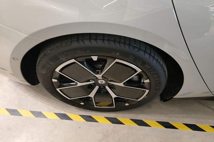 Used Xiaomi Auto SU7 2024 Rear-Drive Long-Range Intelligent Driving Version Right Rear Wheel Hub