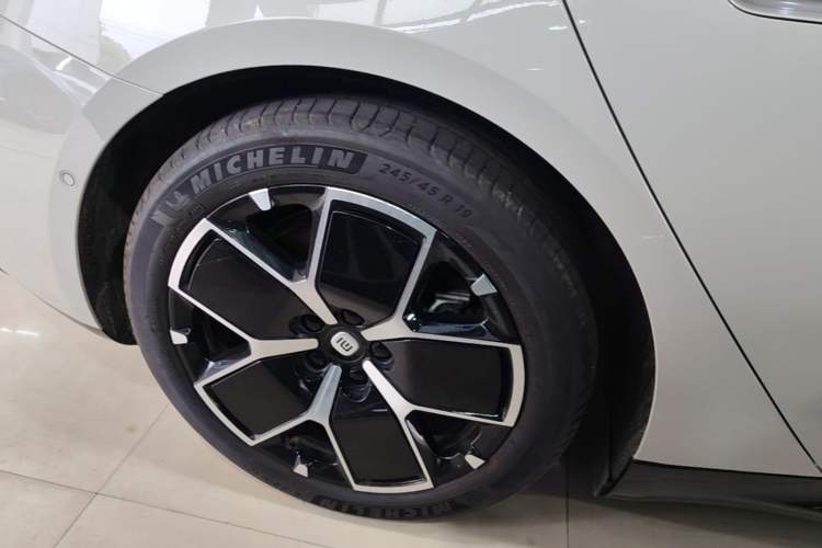 Used Xiaomi Auto SU7 2024 Rear-Drive Long-Range Intelligent Driving Version Right Rear Wheel Hub