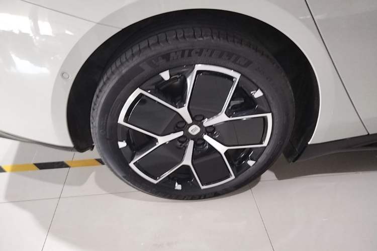Used Xiaomi Auto SU7 2024 Rear-Drive Long-Range Intelligent Driving Version Right Rear Wheel Hub