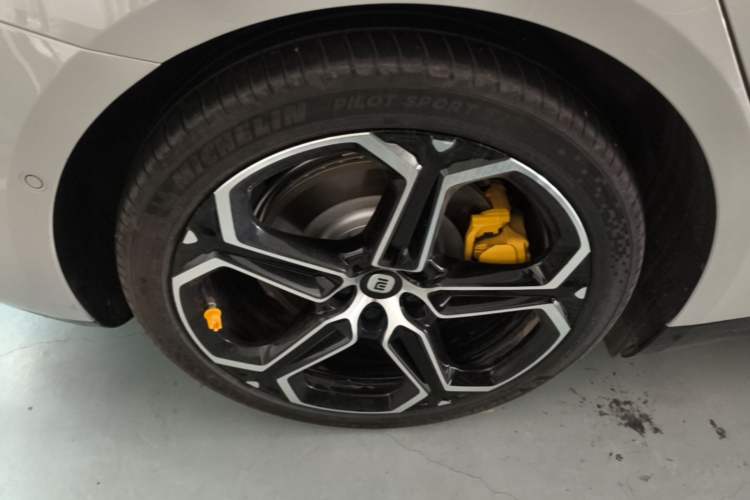 Used Xiaomi Auto SU7 2024 Rear-Drive Ultra-Long Range Advanced Pro-Level Intelligent Driving Version Right Rear Wheel Hub